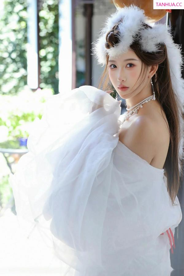   [XiuRen]高清写真图 2025.10.09 No.10843 金允希Yuki 低胸长裙第11张图片